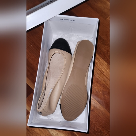 Steve Madden Beige and Black Flats - Picture 2 of 4